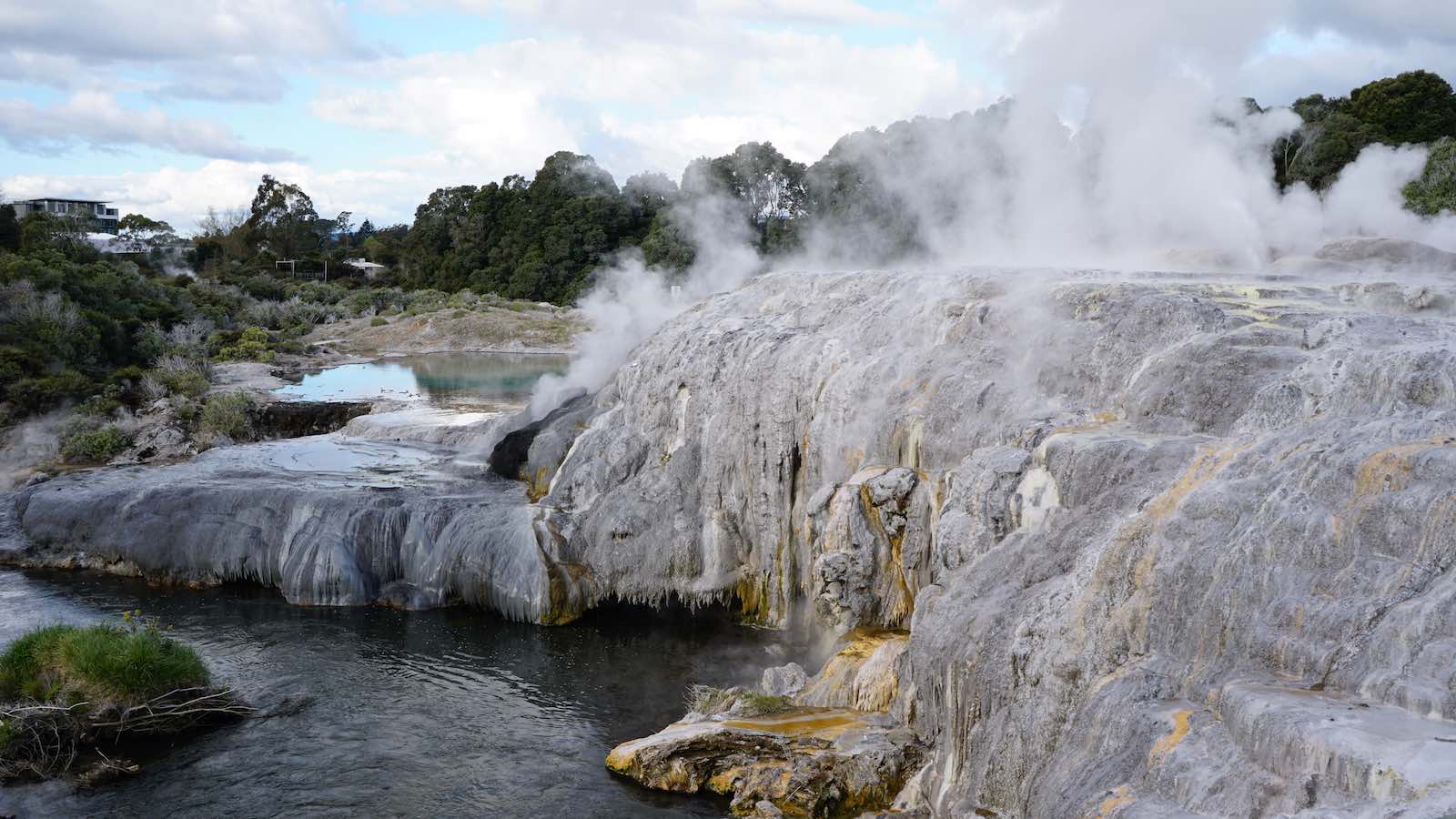 Also some interesting landscapes with gysers and steam spewing out of rock features