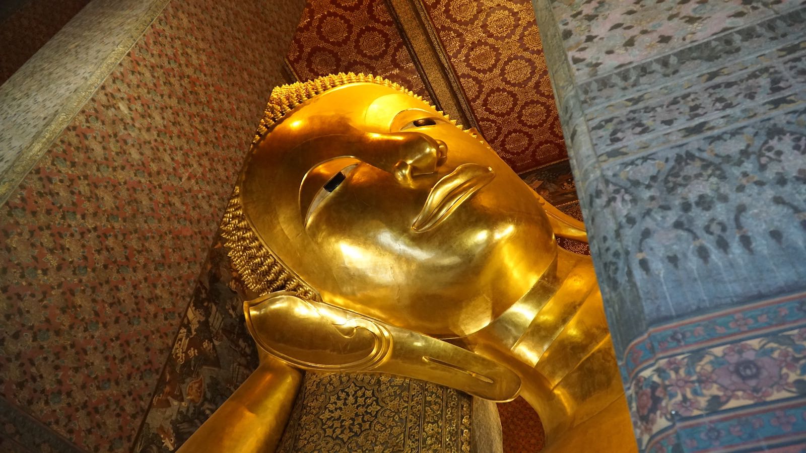 After the hectic sunrise by the riverbanks I went over to another temple complex called Wat Pho. Saw this giant golden super relaxed reclining Buddha who instantly became one of my role models in life.