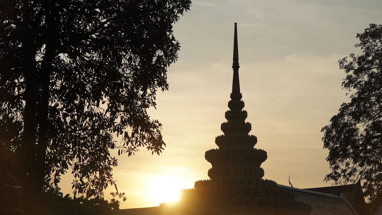 One morning I decided to go do some sightseeing, I decided to go out in the early morning because it wouldn't be as hot, crowds would be light, plus one of the temples I wanted to see was literally called the Temple of Dawn.