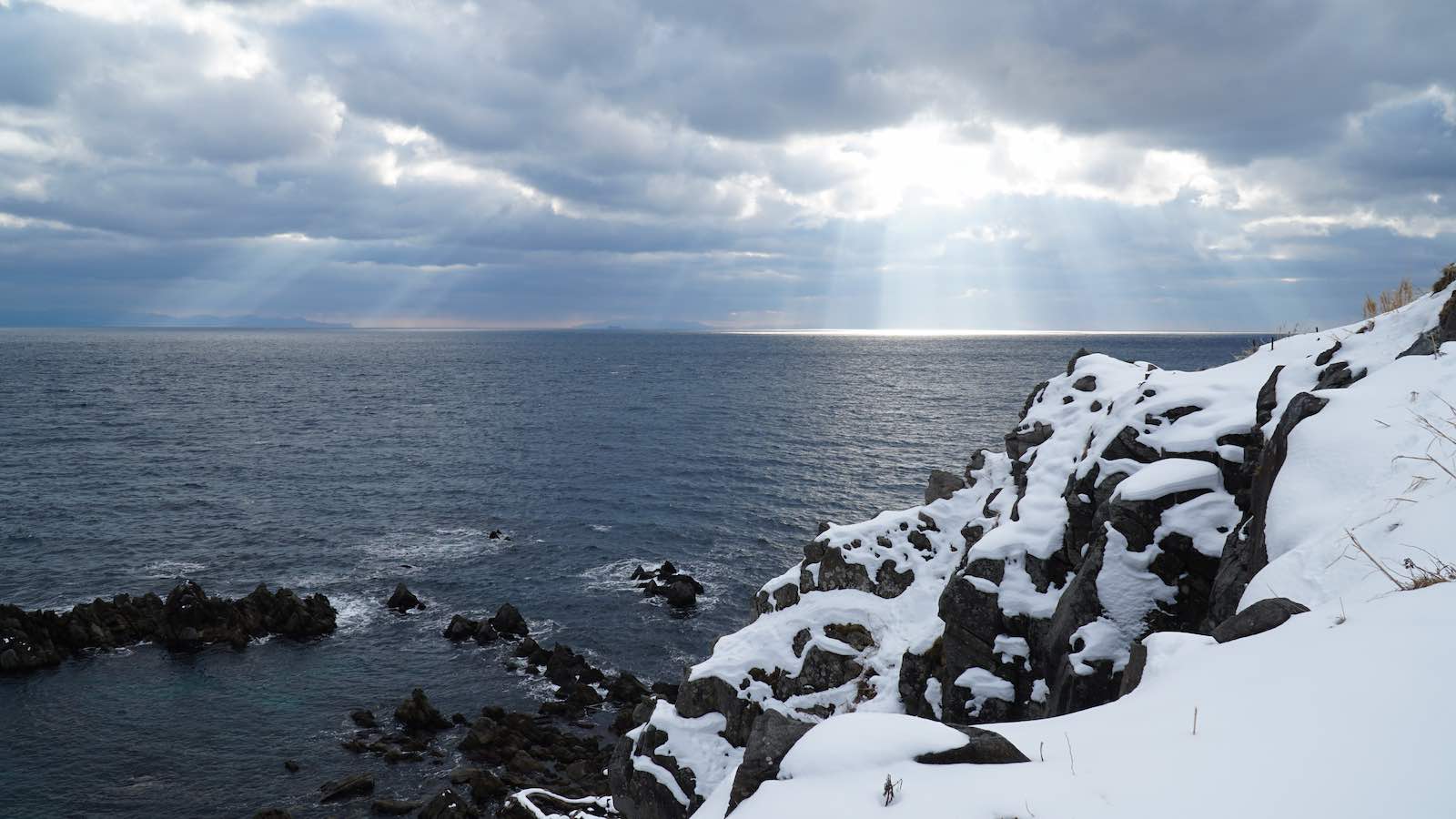 Explore another area of the city with a new friend I met while cooking dinner one night at my hostel, we went to these snowy cliffs by the sea, walked around and soaked up the views.