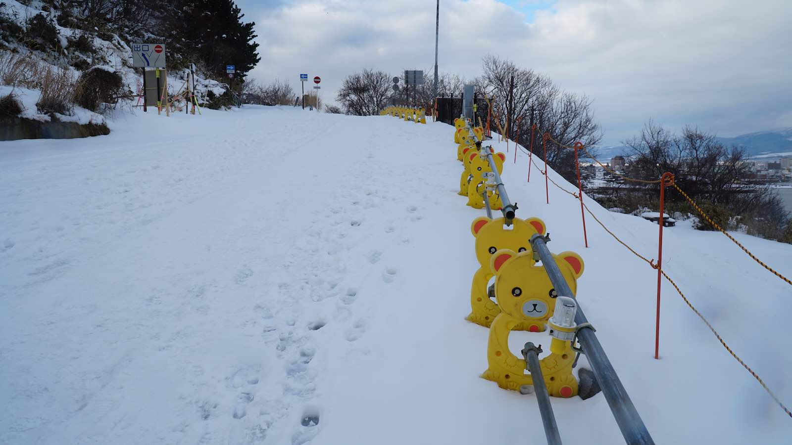 Saw the cutest temporary railings on my way back from the snowy cliffs.