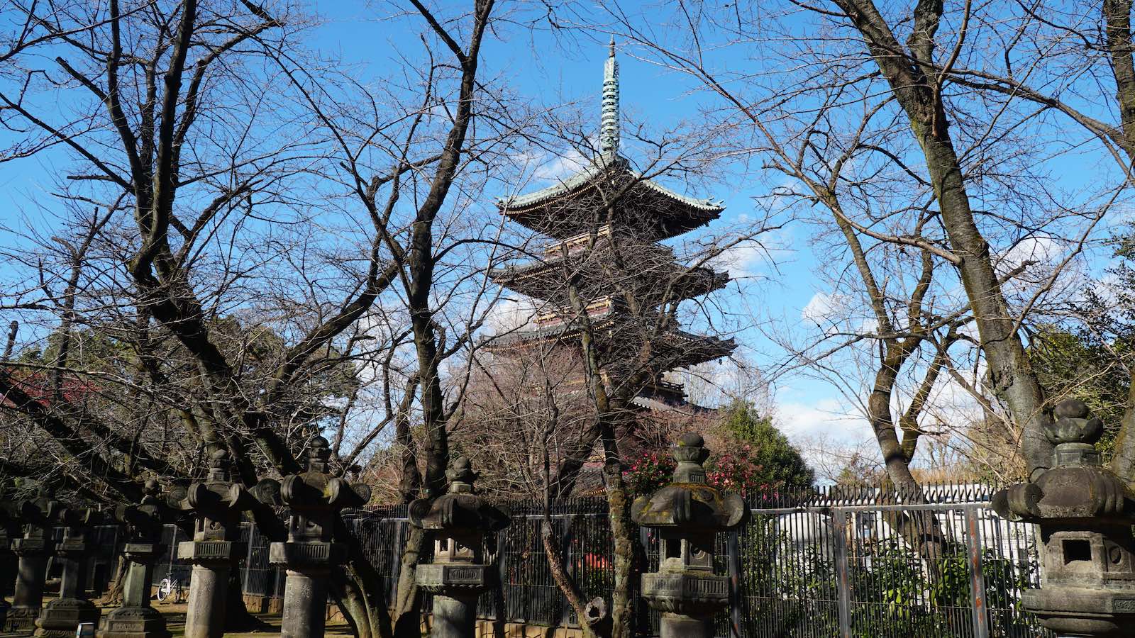 Another day I wandered around the city to see what I could find. Found a nice spacious park with some temples inside, although at this point I was pretty tired of looking at temples, because after 4 months and countless temples they all just start looking the same. People watching, especially at tourist destinations never gets old though.