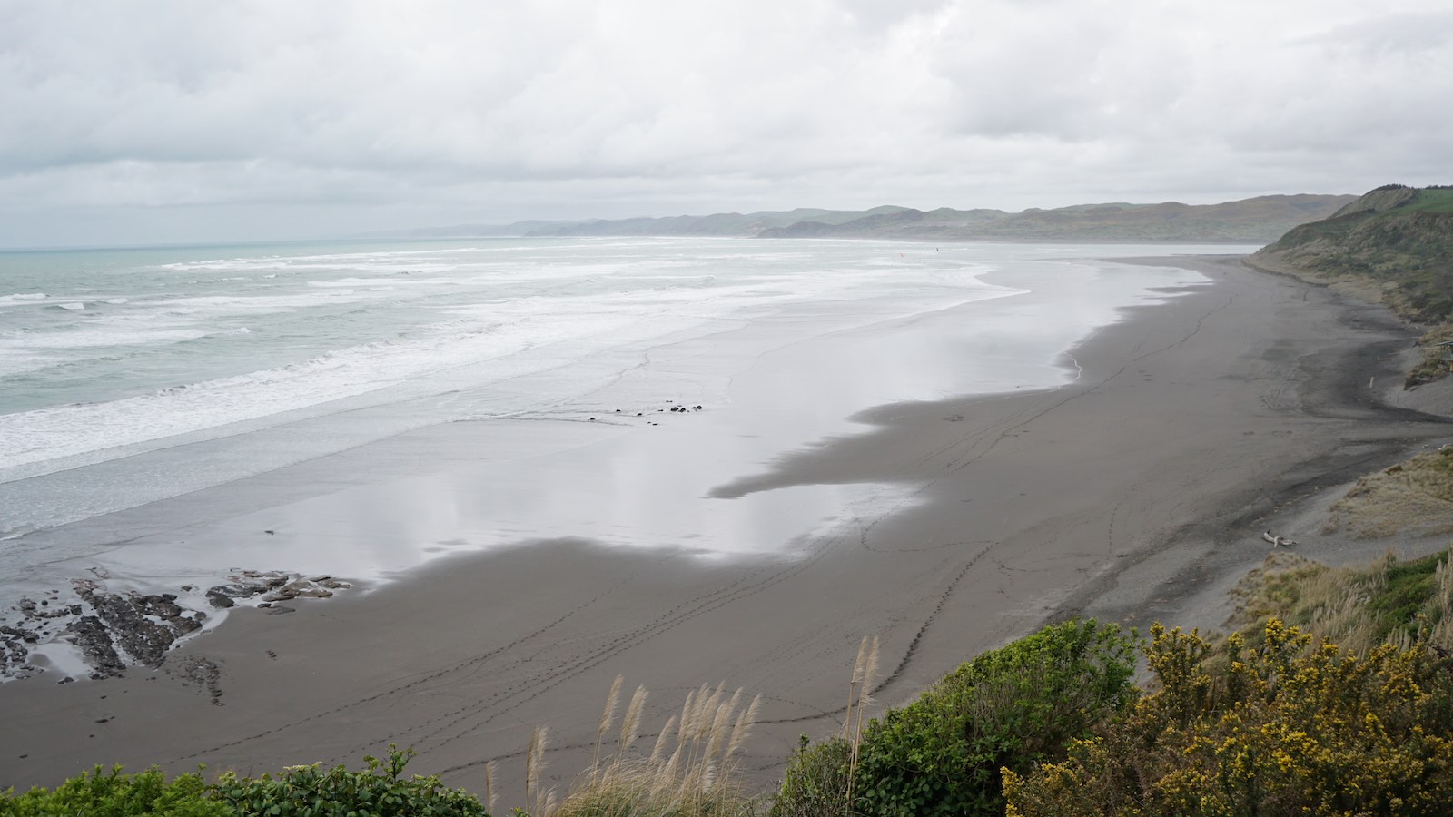 Ngarunui Beach, with it's black/dark gray sand.
